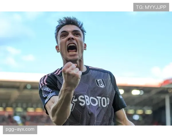 拜仁中场拦截失效,防线脱节问题持续暴露,防守稳定性面临考验 拜仁中场拦截失效,防线脱节问题持续暴露,防守稳定性面临考验