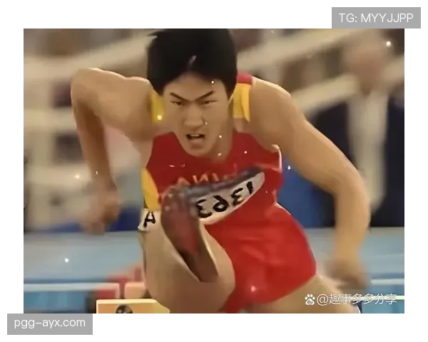 刚刷到刘翔在路边吃煎饼，摊儿接地气他那块表却亮得像领奖台